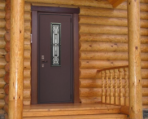 входная дверь в деревянном доме
